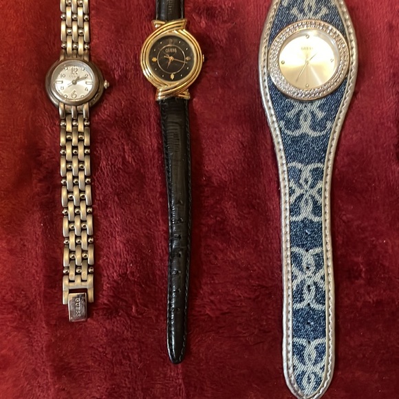 Three vintage Guess watches from the 90s with one case. Batteries not working - Picture 4 of 6